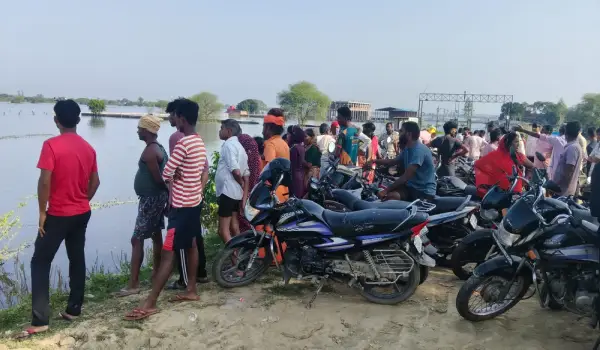 लखनऊ में बाढ़ का पानी पार करते समय हादसा, 6 युवक डूबे; एक लापता